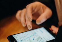 Să-mi urmăresc copilul prin aplicația telefonului? Să urmăresc copilul