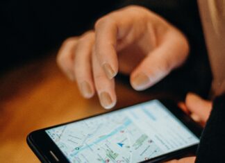 Să-mi urmăresc copilul prin aplicația telefonului? Să urmăresc copilul