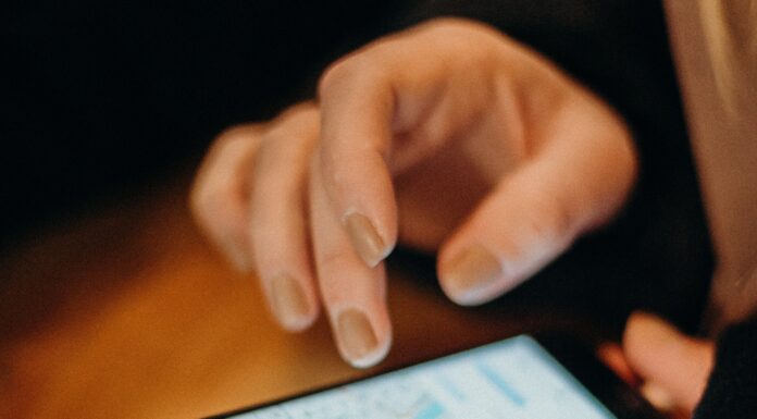 Să-mi urmăresc copilul prin aplicația telefonului? Să urmăresc copilul